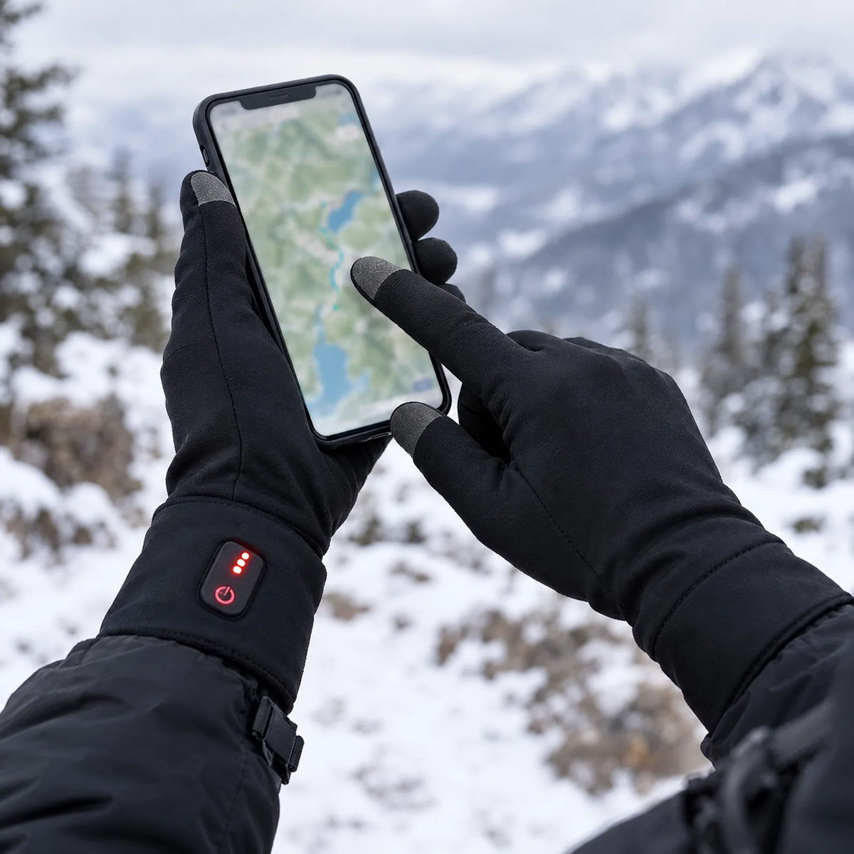 Handy bedienen mit dem Touchscreen-Zeigefinger im Schnee
